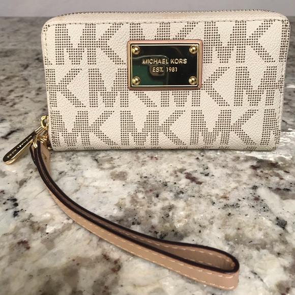Michael Kors Handbags - Michael Kors Wristlet